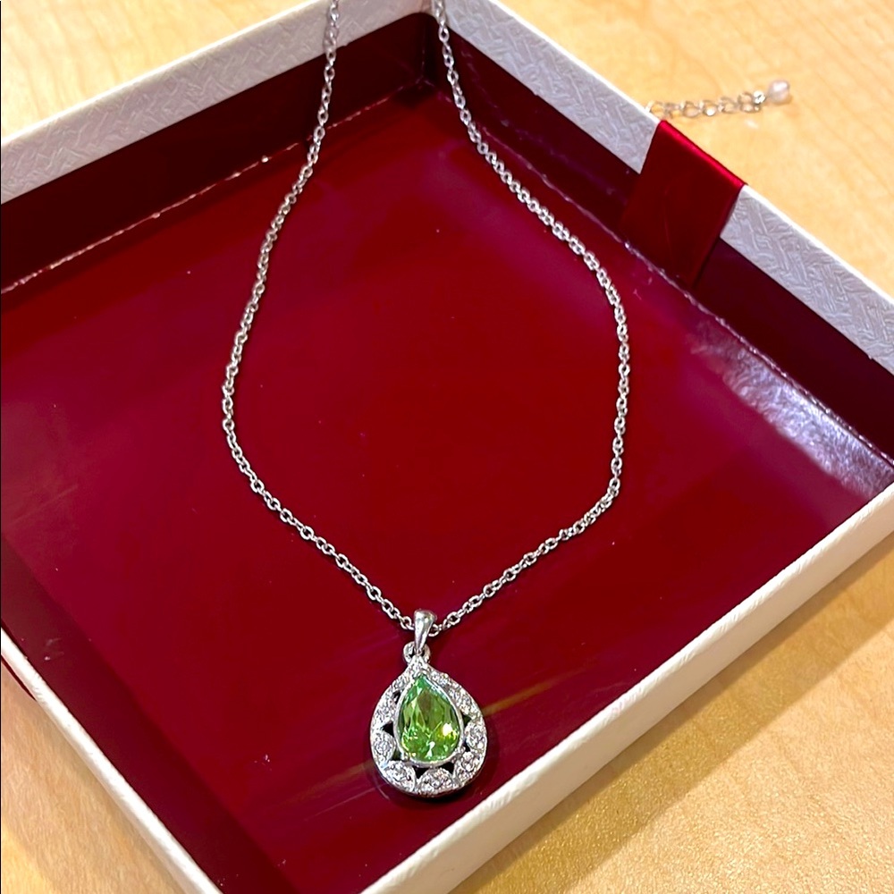 Elegant Silver Necklace with Green Gemstone